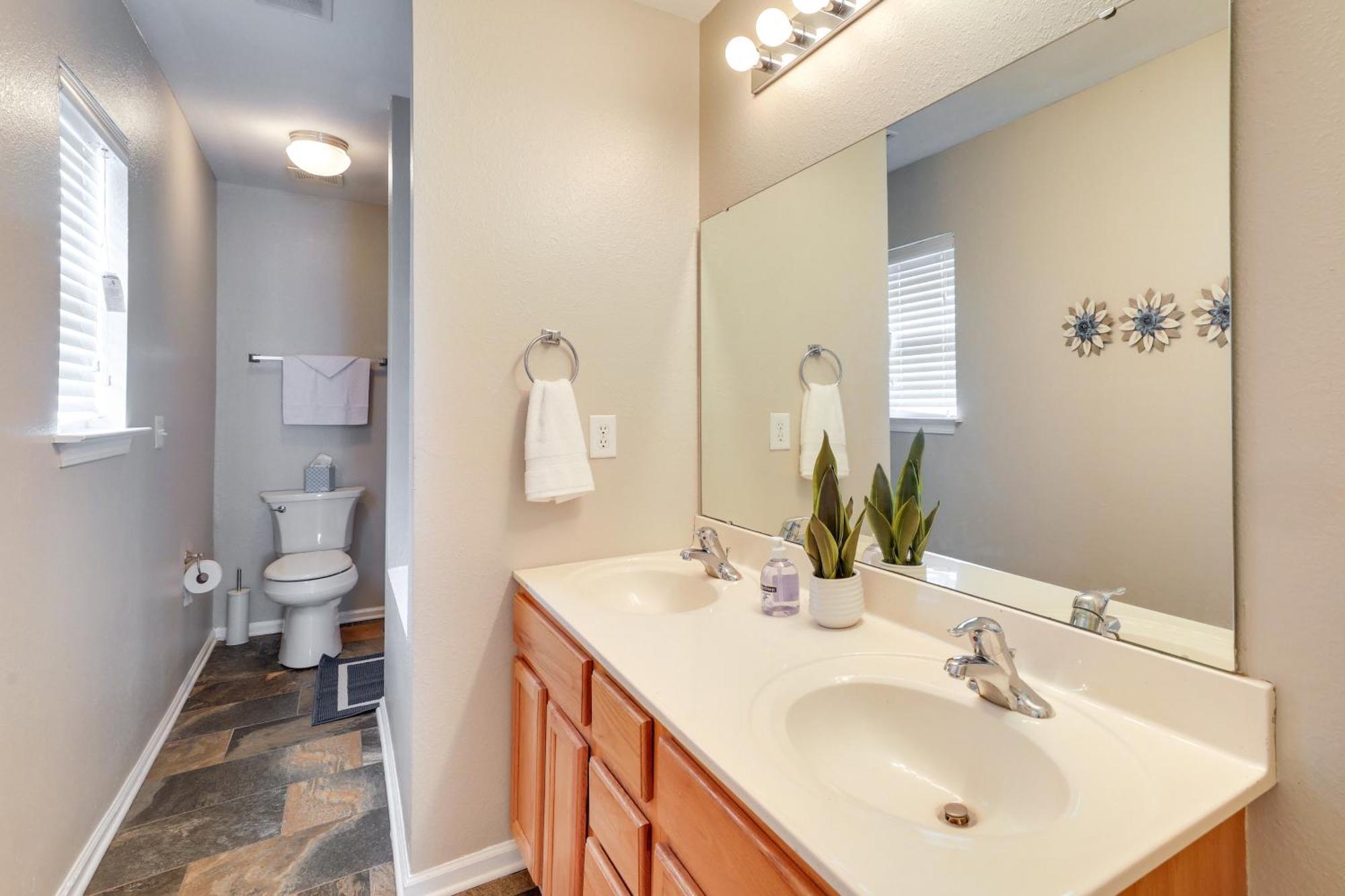 Charming North Charleston Townhome - Pets Welcome! Exterior photo